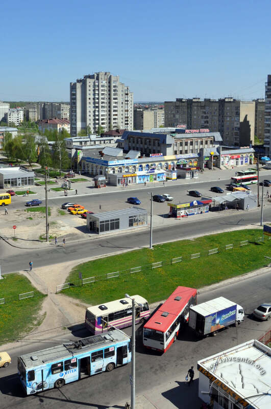 Просп. Червоної Калини, 109. Загальний вигляд будинку в оточуючій забудові