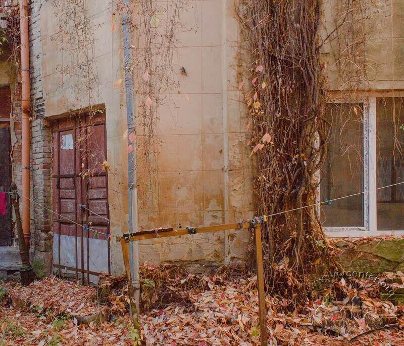 Вул. Балабана, 8. Вхід до будівлі колишньої синагоги