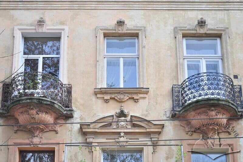 Вул. Крушельницької, 11. Вікна і балкони 3-го поверху у центрі фасаду