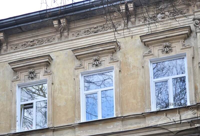 Вул. Крушельницької, 9. Вікна 3-го поверху