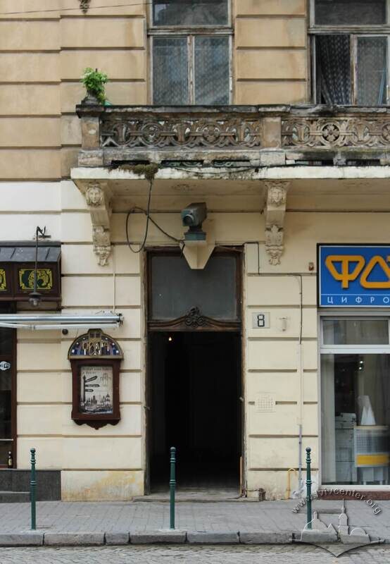 Вул. Гнатюка, 8. Головний вхід