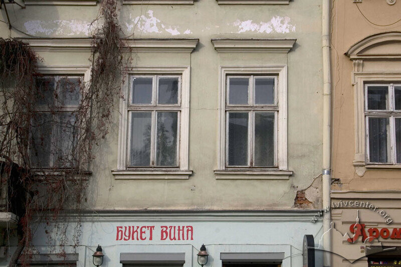 Вул. Валова, 19. Вікна 2-го пов.