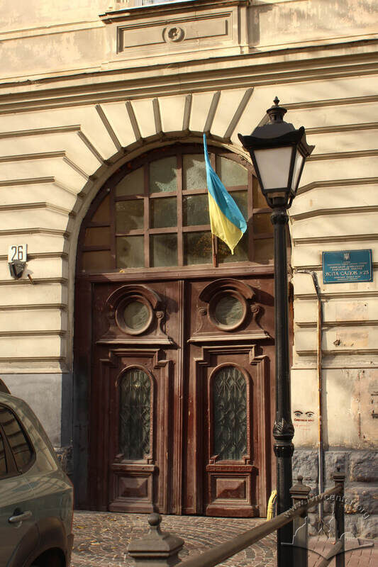 Вул. Листопадового чину, 26. Брама головного входу