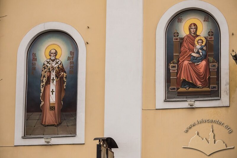 Вул. Грушевського, 2. Образи на фасаді храму зліва від входу
