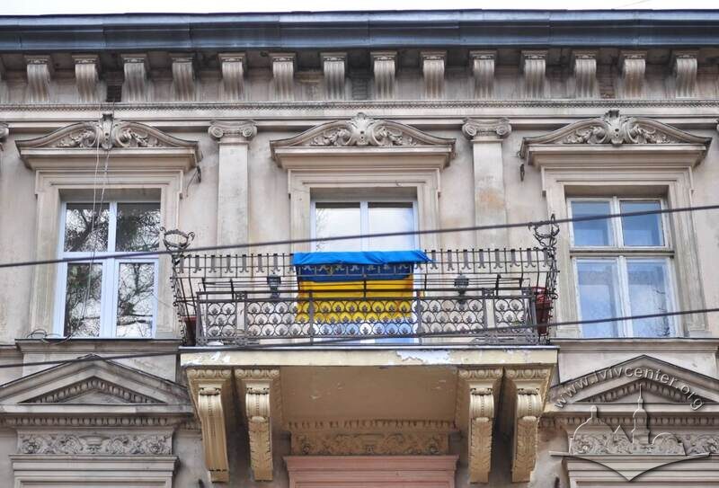Вул. Крушельницької, 15. Вікна і балкон на 3-му поверсі