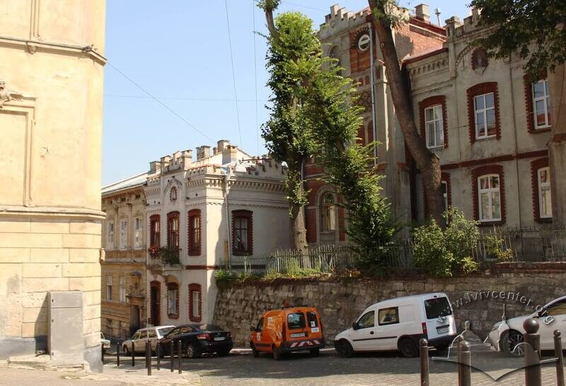 Вул. Каліча гора, 7 (раніше Глібова, 12). Колишня сторожівка вілли "Палатин"