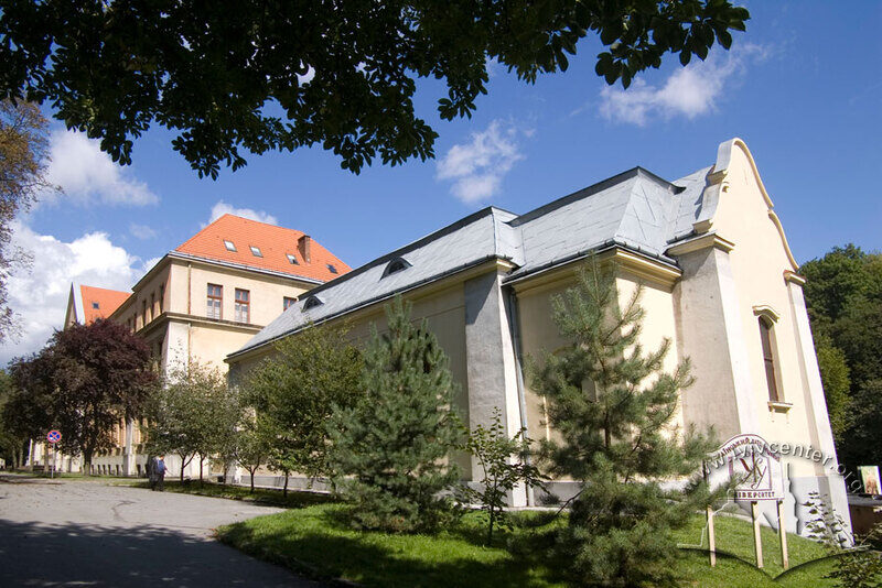 Вул. Свєнціцького, 17. Вигляд з південної частини вул. Мушака. На першому плані - будівля каплиці