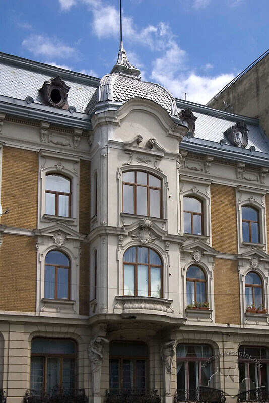 Просп. Свободи, 10. Фрагмент фасаду із еркером