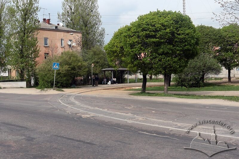 Приблизно у цьому місці була розташована брама Янівського табору. Сьогодні тут кінцева зупинка трамвая