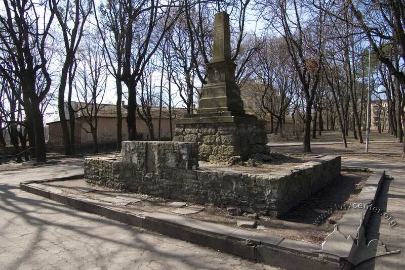 Композиційний центр парку – меморіальний обеліск авторства Юліана Марковського.