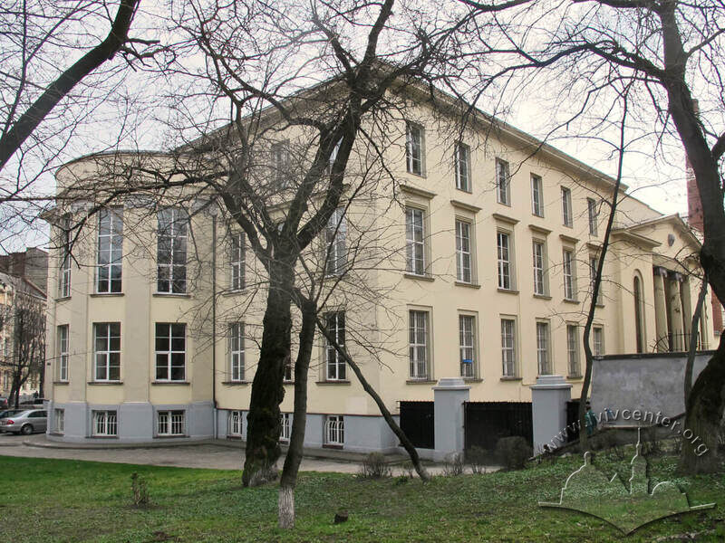 Вул. Устияновича, 5. Вигляд будинку з північного заходу