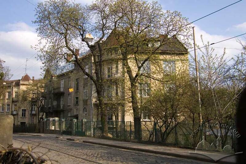Вул. Котляревського, 25. Вигляд з північного заходу