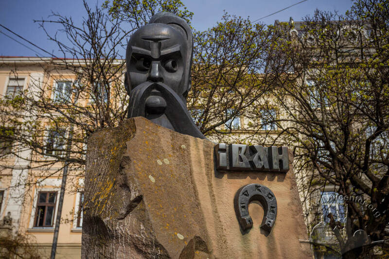 Пл. Підкови. Пам'ятник Іванові Підкові, деталь. На тлі – забудова вул. Театральної