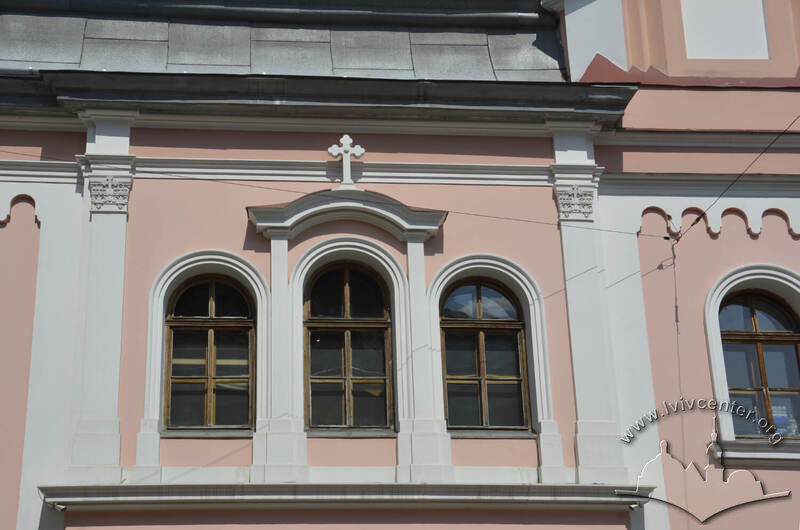 Вул. Пекарська, 59. Вікна у центрі 2-го поверху на південному фасаді