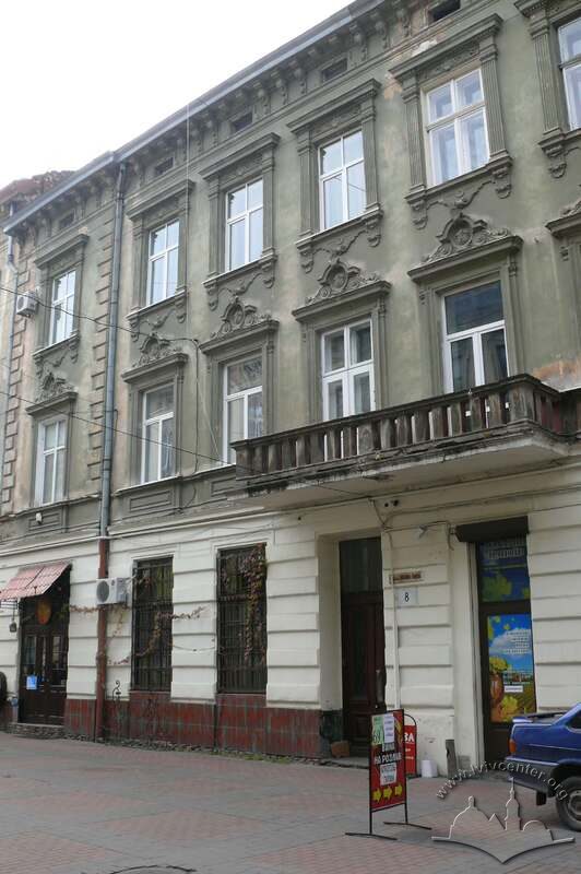 пров. Крива Липа, 8. Головний фасад будинку. У 1896 р. тут відбувся перший у Львові кіносеанс.