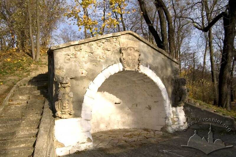 Парк "Високий замок", штучний грот.