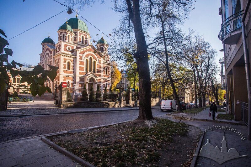 Вул. Короленка, 3. Вигляд церкви з протилежного боку вулиці