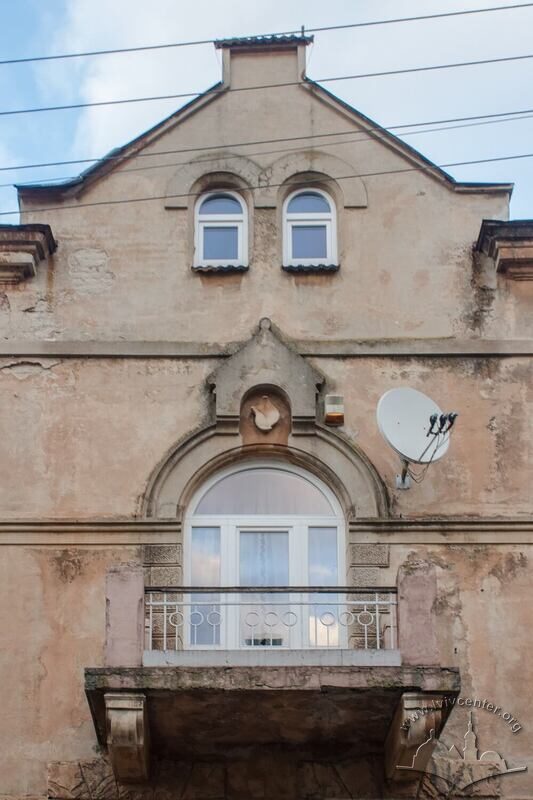 Вул. Вишенського, 9. Балкон другого поверху і причілок фасаду