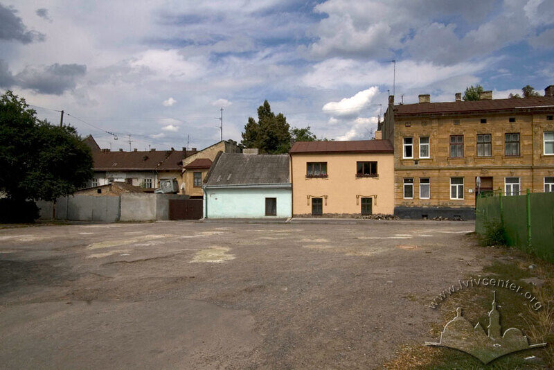 Вул. Огіркова, 9. Колишні будинки майстерень, перероблені після Другої Світової війни на житло