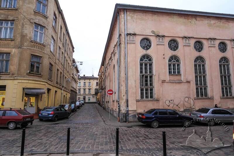 Вул. Вугільна, 1-3. Колишня синагога Якуба Ґлянцера. Вигляд з пл. Св. Теодора у бік вул. Вугільної