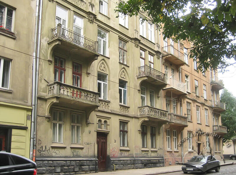 Вул. Вітовського. Вид на будинки 31 і 33.