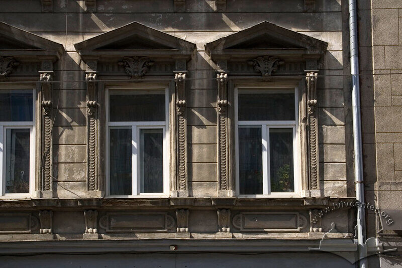 Вул. Дорошенка, 16. Вікна 2-го поверху