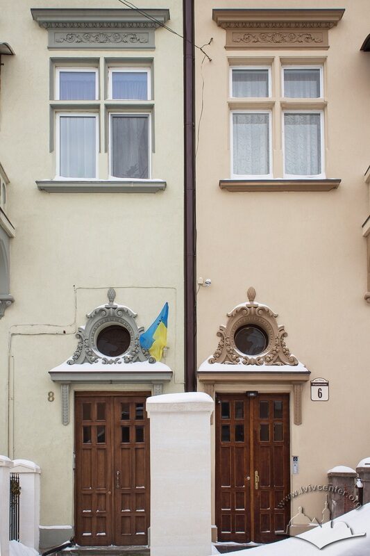 Вул. Барвінських, 6-8. Входи