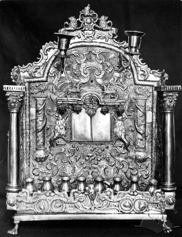 Ханукальний свічник — експонат на виставці 1933 року