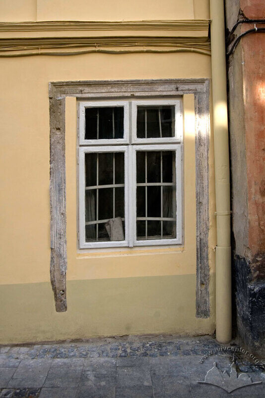 Вул. Лесі Українки, 16. Фрагмент головного фасаду з розкритим білокам'яним порталом