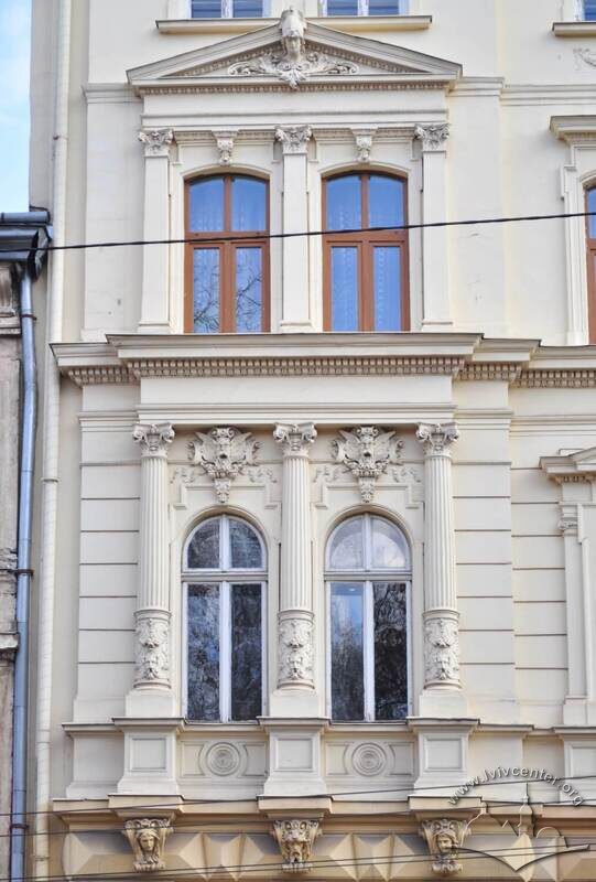 Вул. Крушельницької, 17. Спаровані вікна скраю фасаду