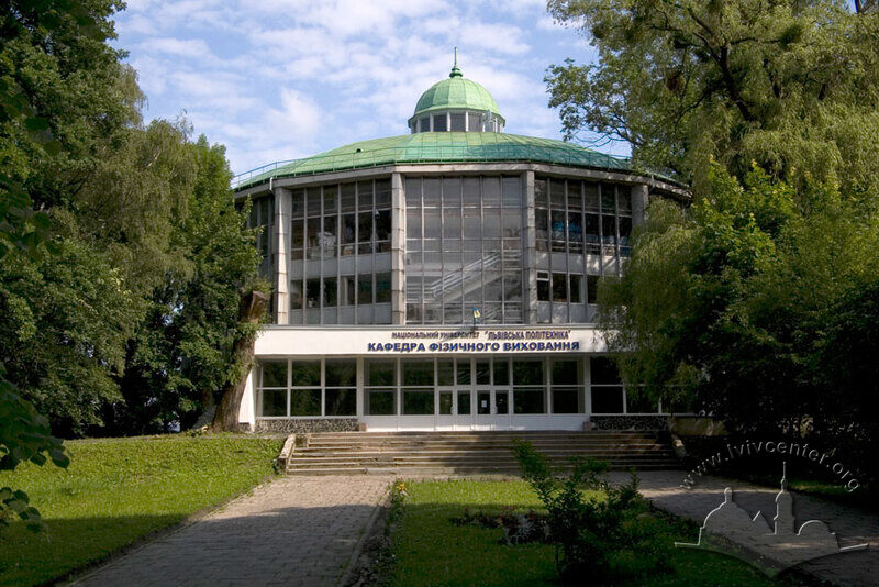 Вул. Самчука, 14 (територія Стрийського парку). Вид на головний вхід до будинку