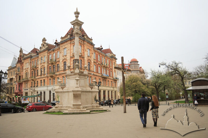 Пл. Соборна. Колона і площа перед церквою Св. Андрія