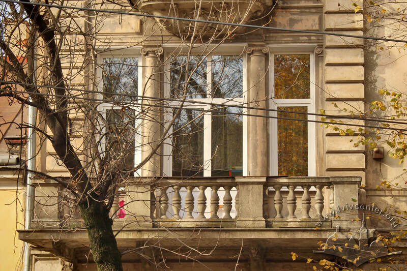 Вул. Листопадового чину, 26. Балкон 2-го поверху