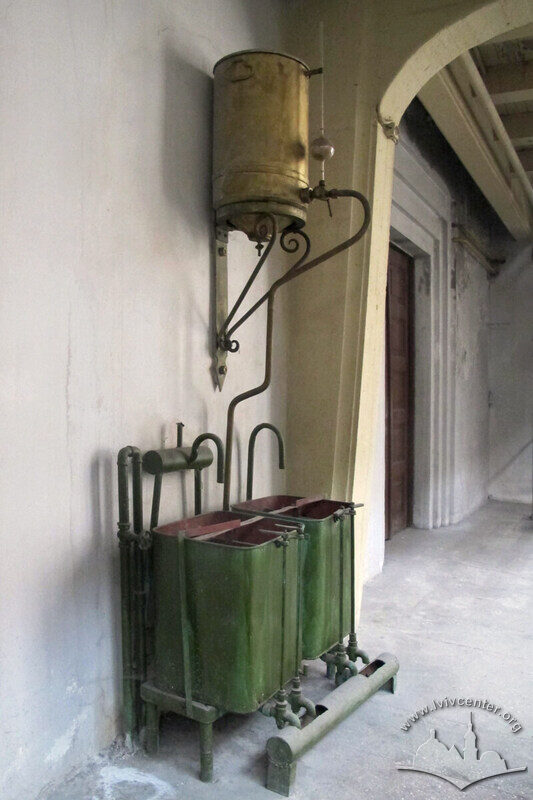 Вул. Устияновича, 5.