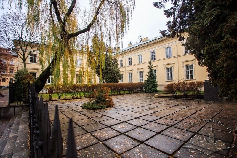 Вул. Стефаника, 2. Фрагмент подвір'я-курдонеру