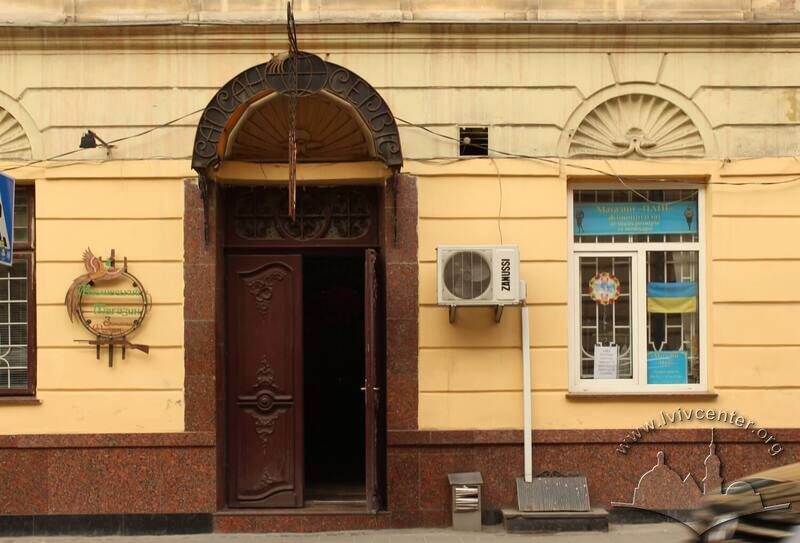 Вул. Личаківська, 3. Бічний портал – вхід до крамниці