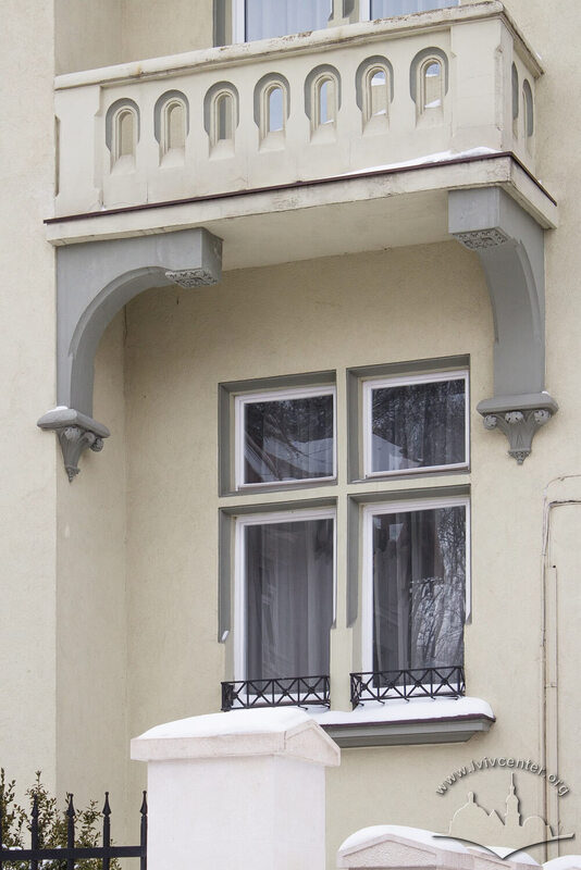 Вул. Барвінських, 8. Балкон на 2 поверсі