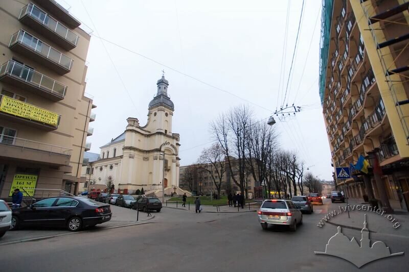 Вул. Тершаковців, 9. Костел і його оточуюча забудова. Зліва – житловий будинок, зведений у 2013-2014 рр., справа – готель "Євроготель", споруджений в радянський час, реконструйований у 2008 р.