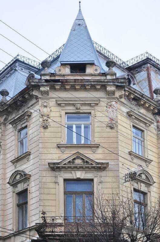 Вул. Січових стрільців, 16. Завершення наріжника будинку