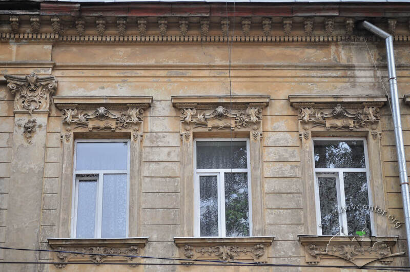 Вул. Генерала Чупринки, 7. Вікна 3-го поверху і вінцевий карниз