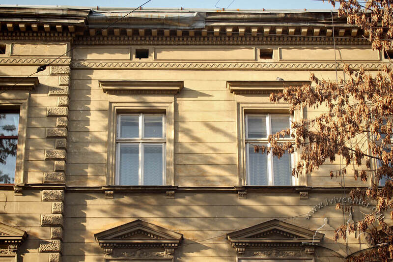 Вул. Дорошенка, 50. Вікна на 3-му поверсі