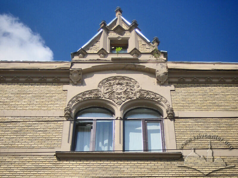 Вул. Коперника, 30. Біфорій і аттик на центральній осі фасаду