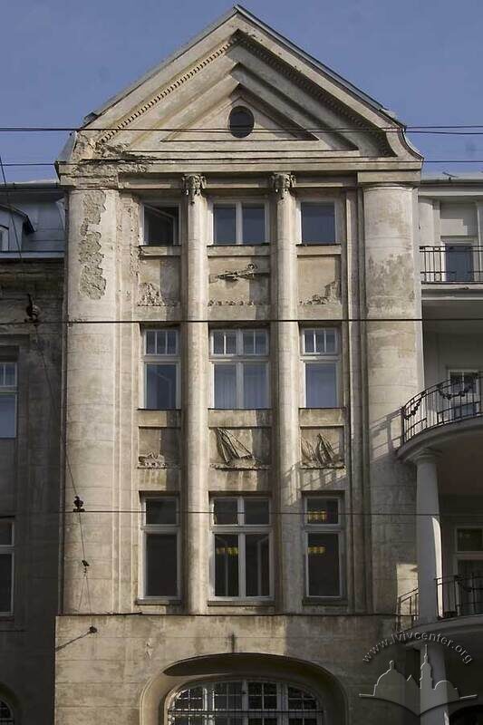 Вул. Генерала Чупринки, 49. Один з ризалітів головного фасаду