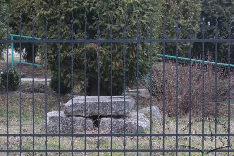 Храм Вознесіння Господнього на вул. Старознесенській, 27. Довкола нього розміщувався давній Знесінський цвинтар