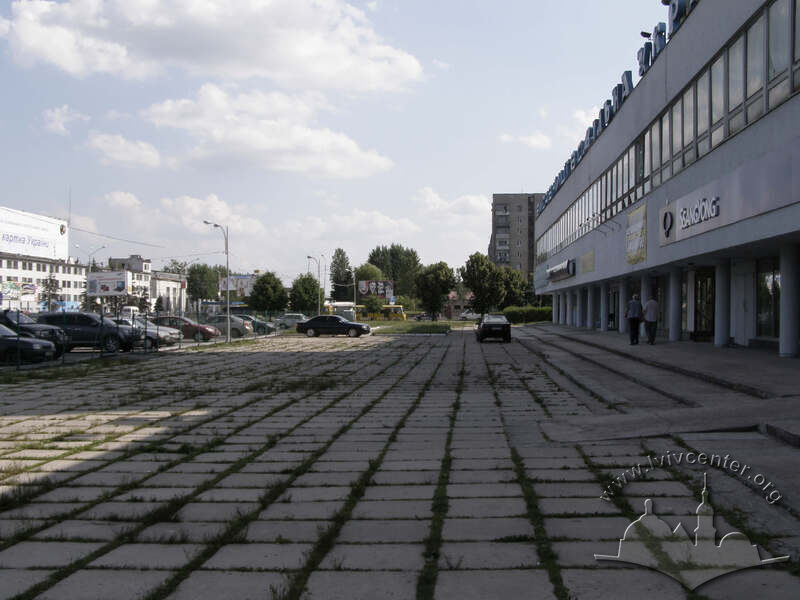 Вул. В. Великого, 2. Площа перед комбінатом.