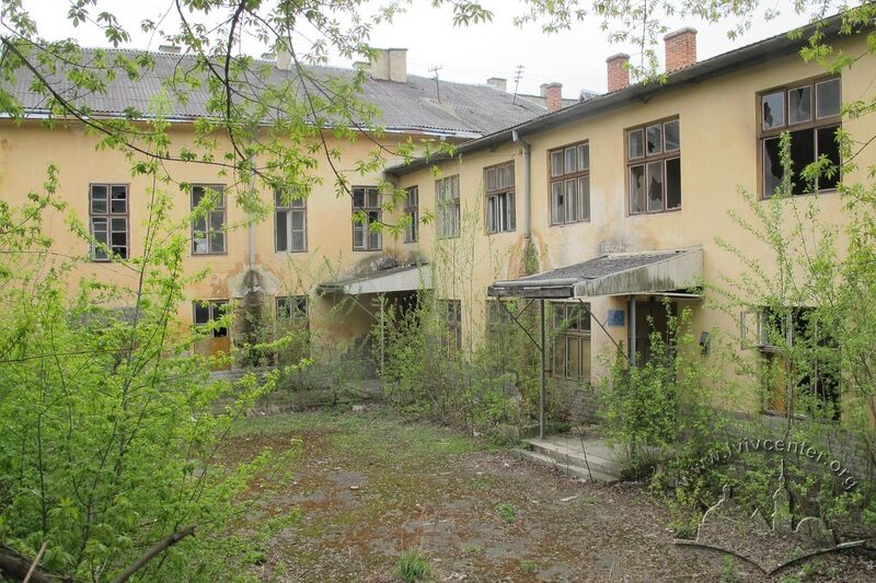 Вул. Личаківська, 37. Вигляд з подвір'я, справа - вхід до військкоммату, облаштований у 1970-х