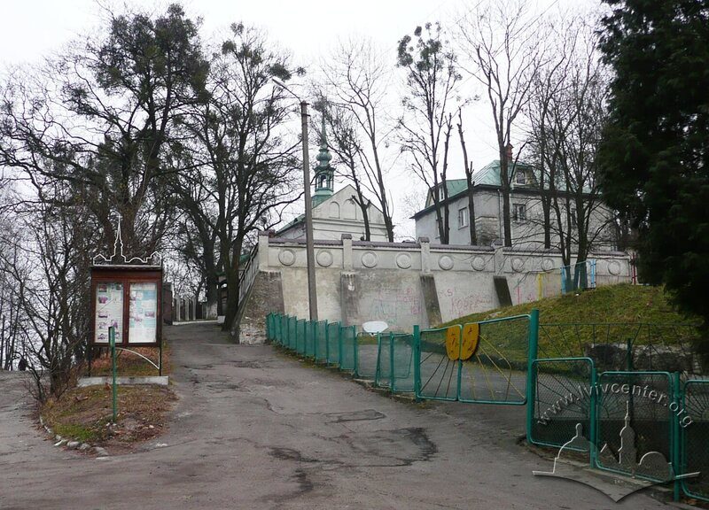 Вул. Довбуша, 24. Вхід на територію церкви