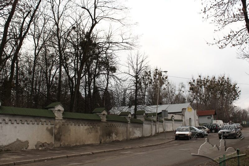 Вхід на територію Нового єврейського цвинтаря із вул. Єрошенка. Поряд з входом, справа, стояла Бет Тагора, передпоховальна каплиця.