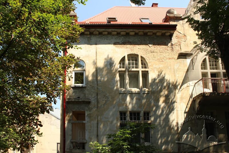 Вул. Каліча гора, 11. Фрагмент бічного фасаду, орієнтованого у бік Цитаделі. Вікна 2-го і 3-го поверхів