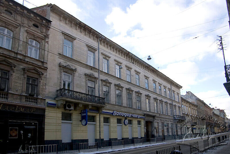 Вул. Дорошенка, 23. Будинок в оточуючій рядовій забудові
